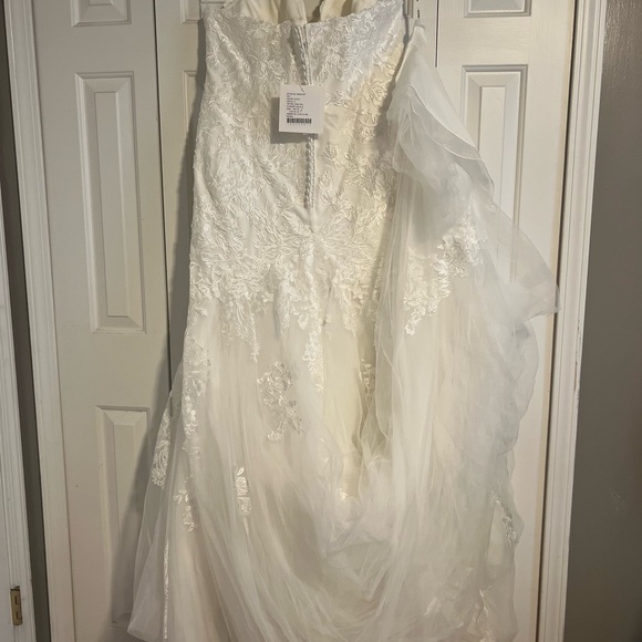 Ivory wedding gown with train - Picture 7 of 13